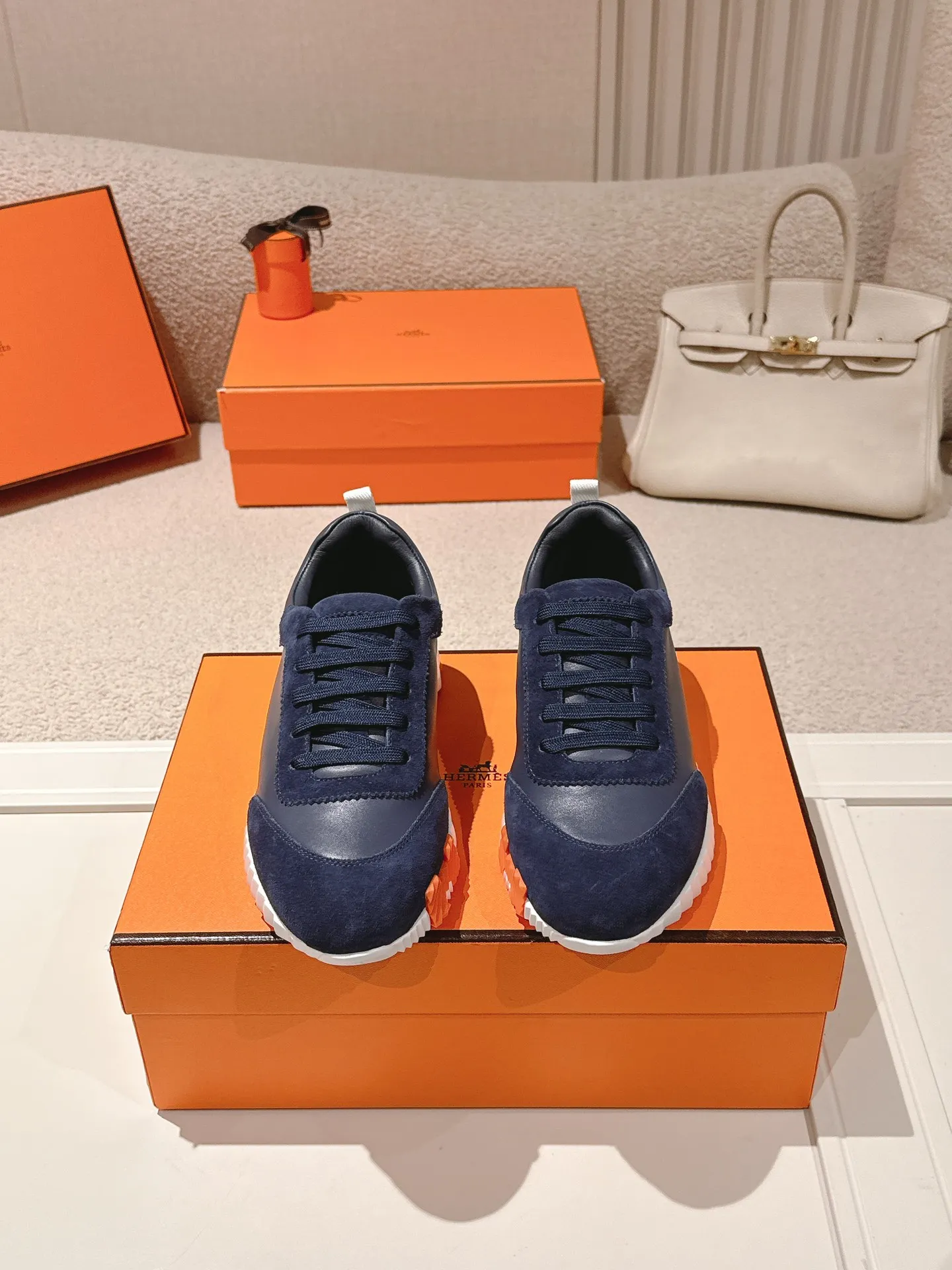 Men's shoes 💰600💰 Hermes top version # Hermès H family classic couple's casual sports shoes Couple's casual sports dad shoes combine high-tech canvas and suede goatskin, and are decorated with an exaggerated "H" letter on the rubber sole. The italic design and bright colors show vitality and continue the brand's design inspiration. Stroll around the city lightly and feel free and comfortable. Exquisitely packaged at the delivery counter 🛍📦 Fabric: Original special material and cow suede Lining: Customized breathable mesh Outsole: Open-molded TPU + rubber foam material Bottom thickness: 3CM Size: 35-45